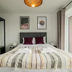 City Centre Luxury Apartment - Free Parking & Balcony