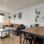 City Centre Luxury Apartment - Free Parking & Balcony