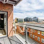 City Centre Luxury Apartment - Free Parking & Balcony