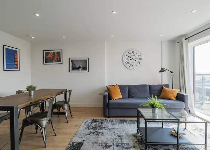 City Centre Luxury Apartment - Free Parking & Balcony