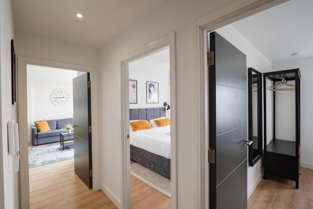 Centre Luxury - Free Parking & Balcony Apartment *