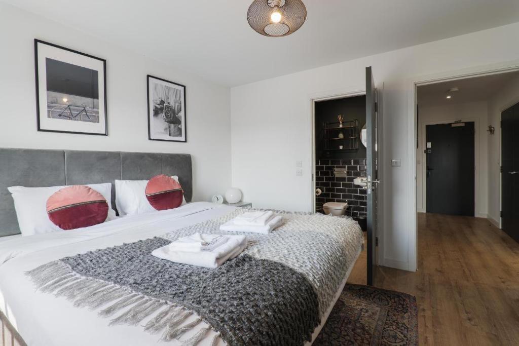 Centre Luxury - Free Parking & Balcony Cardiff