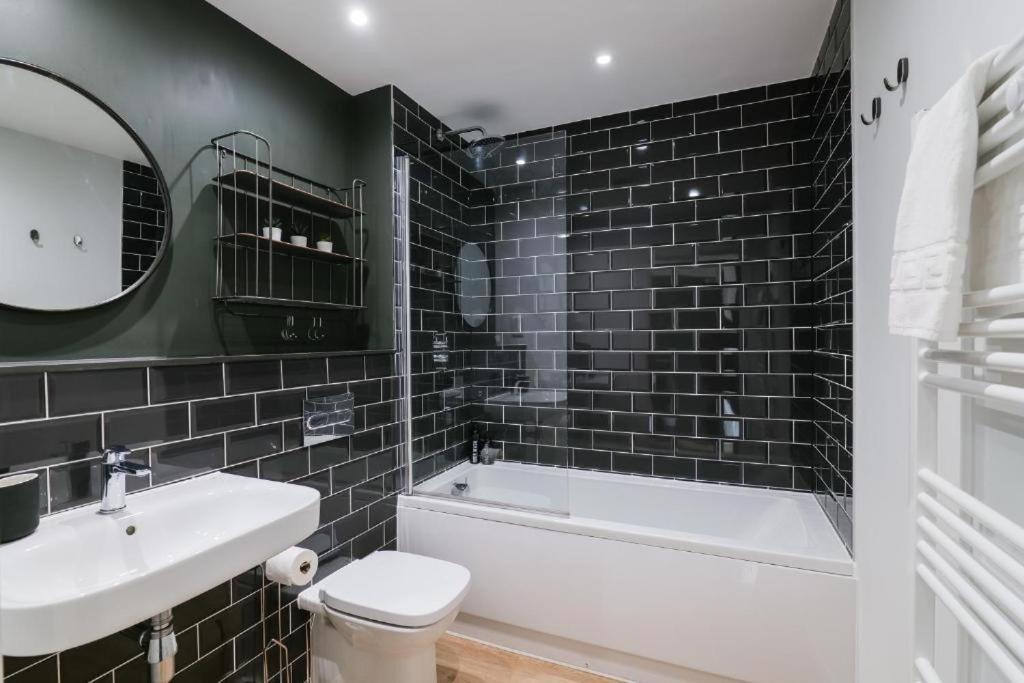 Centre Luxury - Free Parking & Balcony