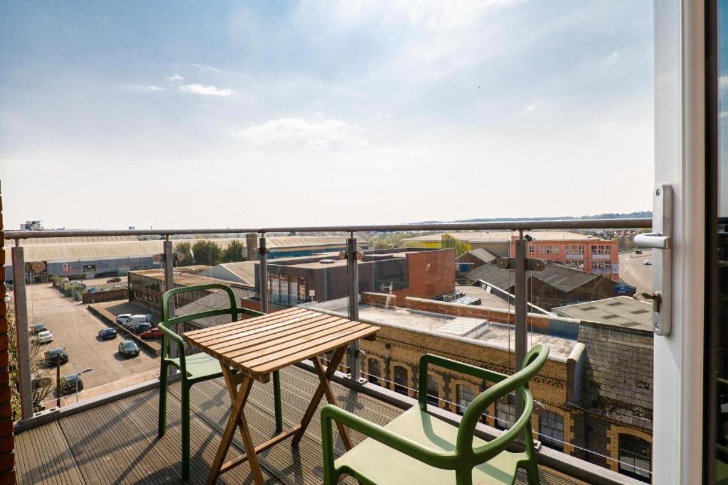 Centre Luxury - Free Parking & Balcony Apartment *