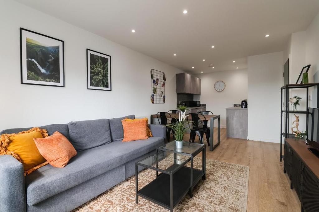 Centre Luxury - Free Parking & Balcony Apartment *