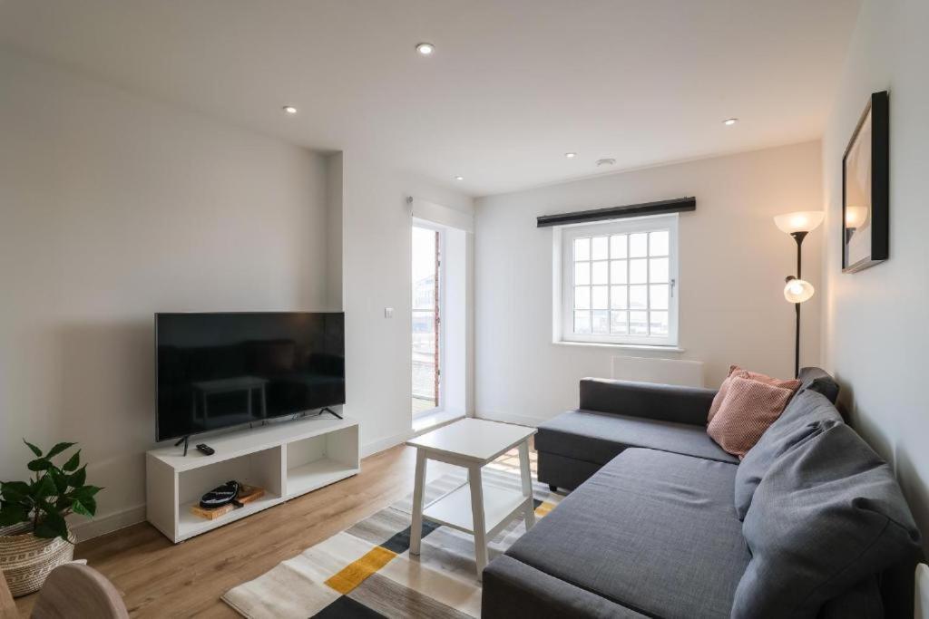 Centre Luxury - Free Parking & Balcony Apartment